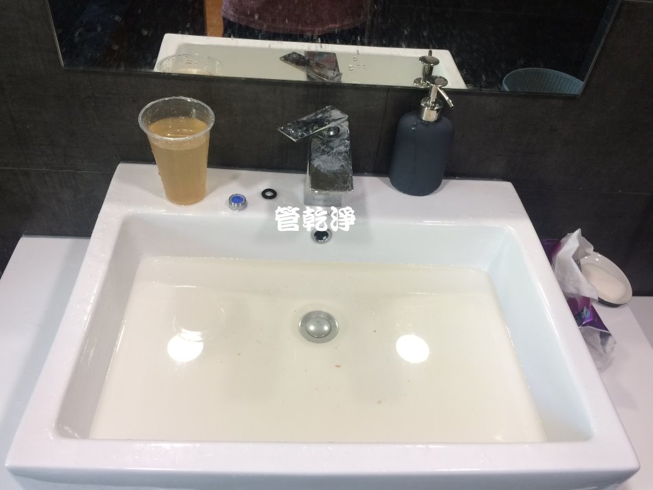 水管流出泡沫紅茶? (新竹 竹北 興隆路 洗水管 )