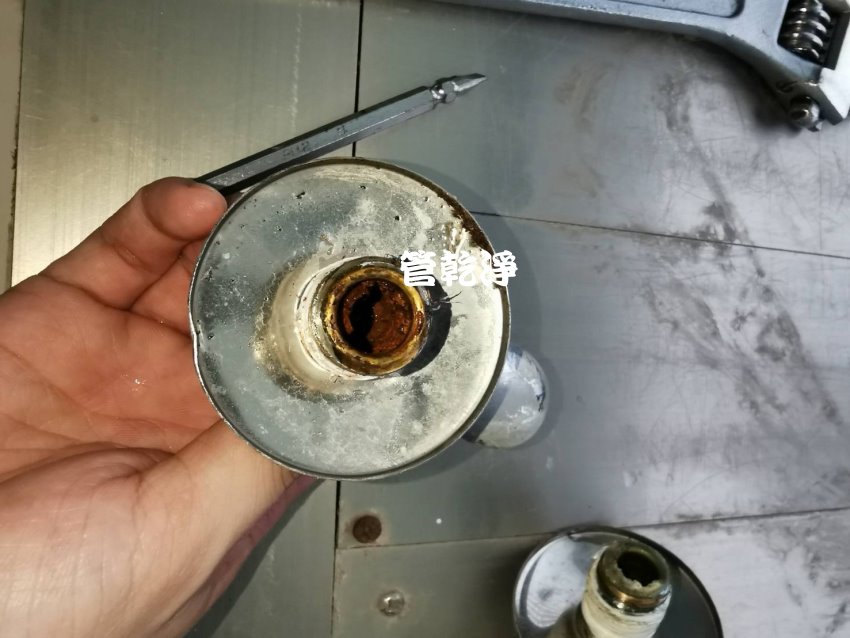 家裡挖出幾克拉礦石? 苗栗 通霄 崇仁路 洗水管