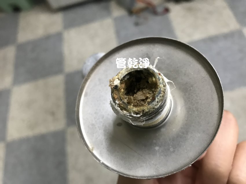 水管流出柳橙汁? 苗栗 頭份 東民路 洗水管