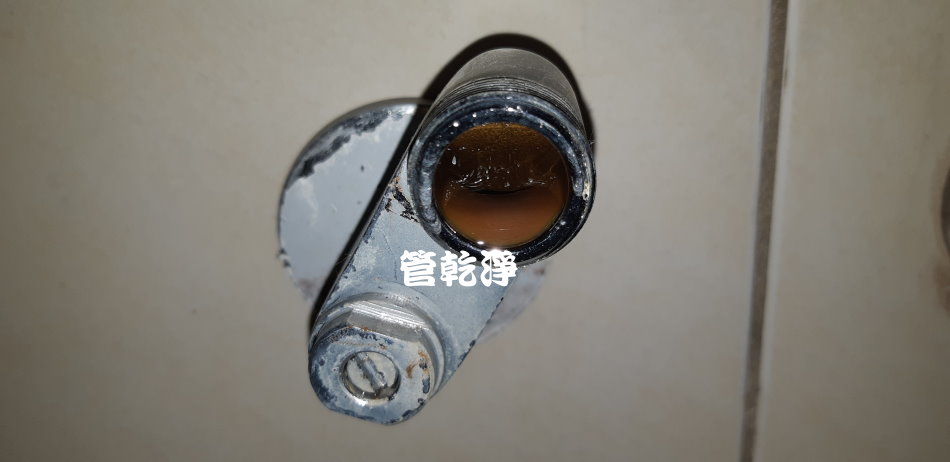 恐怖!! 水管流出牛奶? (林口 仁愛路 洗水管 )